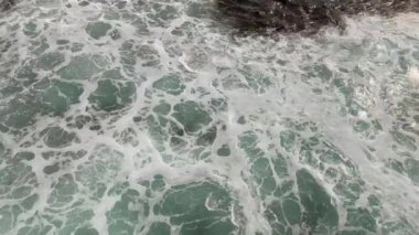 Mavi denizde ağır çekimde seyreden bir yolcu gemisinden gelen dalgalar. İnsan yok. Seyahat kavramı.