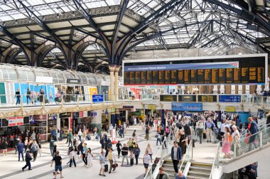 Londra, İngiltere, İngiltere - 24 Ağustos 2023: Londra şehir merkezindeki Liverpool Caddesi tren istasyonunda kalabalık