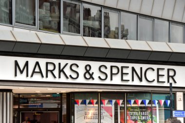 Londra, İngiltere, İngiltere - 28 Haziran 2023: Marks ve Spencer 'ın Londra şehir merkezindeki bir şubesinin dış görünüşü