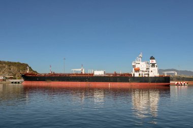 Manzanillo, Colima, Meksika - 16 Ocak 2024: Sabahın erken saatlerinde Manzanillo limanında petrol tankeri