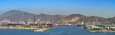 Manzanillo, Colima, Meksika - 16 Ocak 2024: Manzanillo limanının panoramik manzarası