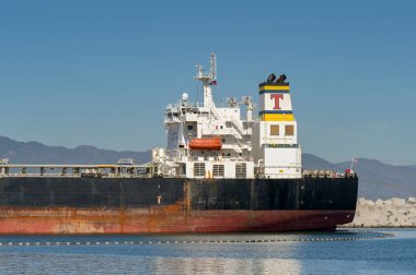 Manzanillo, Colima, Meksika - 16 Ocak 2024: Manzanillo limanında petrol sızıntısını önlemek için etrafında yüzen bir patlamayla petrol tankeri