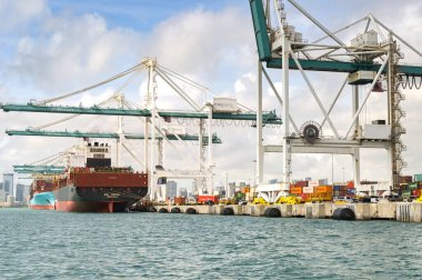 Miami, Florida, ABD - 1 Aralık 2023: Konteyner gemisi GSL Tripoli ile Miami limanında konteynır vinçleri