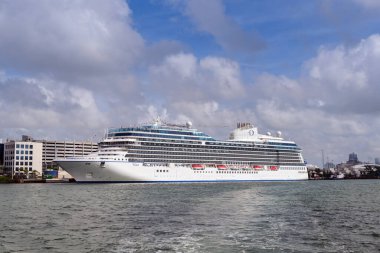 Miami, Florida, ABD - 1 Aralık 2023: Okyanusya Vista yolcu gemisi Miami limanına yanaştı
