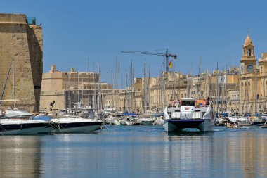 Valletta, Malta - 6 Ağustos 2023: Valletta ile şehrin üç şehri arasındaki yolcu feribot seferleri.
