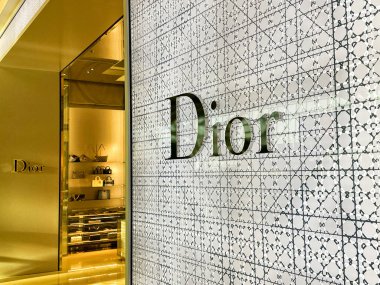 Londra, İngiltere, İngiltere - 21 Ağustos 2024: Dior lüks tasarım ürünleri mağazasına giriş