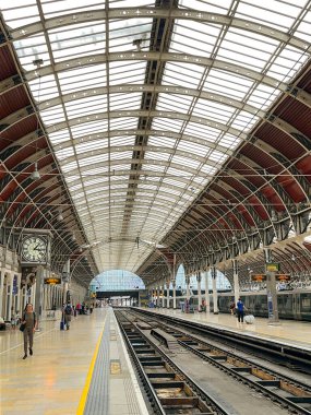 Londra, İngiltere, İngiltere - 24 Ağustos 2023: Londra şehir merkezindeki Paddington tren istasyonunun geniş açılı görüntüsü