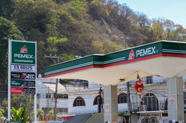 Manzanillo, Colima, Meksika - 16 Ocak 2024: Pemex tarafından işletilen benzin istasyonu