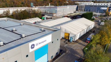 Nantgarw, Cardiff, Galler, İngiltere - 12 Kasım 2024: GE Aviation uçak motorunun güney Galler 'deki yenilenme tesisinin havadan görüntüsü