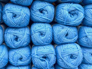 Örgü dükkanında sergilenen mavi yün toplarının görüntüsünü kapat..
