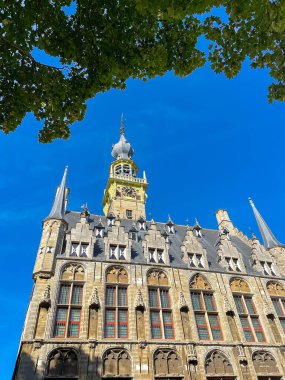 Veere, Seeland, Hollanda - 10 Ağustos 2022: Veere kasabasındaki eski belediye binasının ön manzarası.