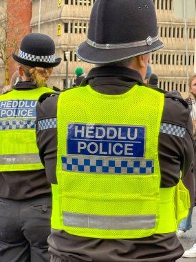 Cardiff, Wales, İngiltere - 17 Kasım 2024: Cardiff şehir merkezinde görev yapan Güney Pales Polis gücünün polis memurlarının arka görüşü