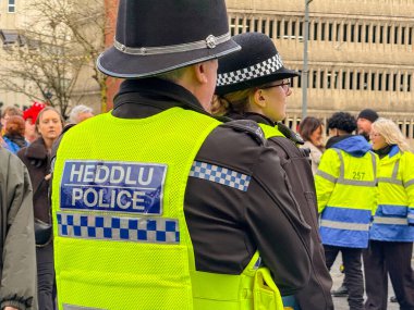 Cardiff, Wales, İngiltere - 17 Kasım 2024: Cardiff şehir merkezinde görev yapan Güney Pales Polis gücünün polis memurlarının arka görüşü