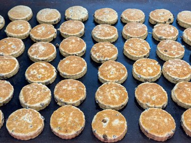 Geleneksel Galler kekleri fırında pişiyor.