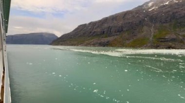 Grönland, Prince Christian Sound 'daki fiyortta buzul manzarası bir yolcu gemisinden görüldü.
