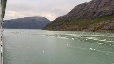 Grönland, Prince Christian Sound 'daki fiyortta buzul manzarası bir yolcu gemisinden görüldü.