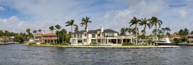 Fort Lauderdale, Florida, ABD - 2 Aralık 2024: Fort Lauderdale 'deki lüks evlerin panoramik manzarası