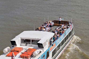 Londra, İngiltere, İngiltere - 23 Ağustos 2023: Londra şehir merkezindeki Thames Nehri üzerinde turistlerin hava manzarası