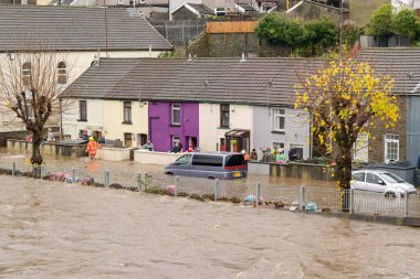 Pontypridd, Galler, İngiltere - 24 Kasım 2024: Taff Nehri 'nin, Bert Fırtınası' ndan sağanak yağış aldıktan sonra şehir merkezi yakınlarındaki bir caddede sel baskını