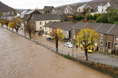 Pontypridd, Galler, İngiltere - 24 Kasım 2024: Taff Nehri 'nin, Bert Fırtınası' ndan sağanak yağış aldıktan sonra şehir merkezi yakınlarındaki bir caddede sel baskını