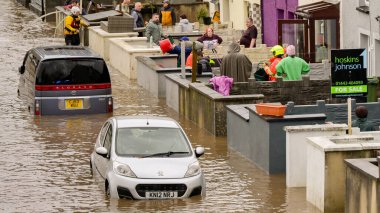 Pontypridd, Galler, İngiltere - 24 Kasım 2024: Taff Nehri 'nin, Bert Fırtınası' ndan sağanak yağış aldıktan sonra şehir merkezi yakınlarındaki bir caddede sel baskını