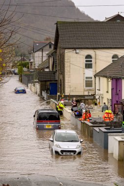 Pontypridd, Galler, İngiltere - 24 Kasım 2024: Taff Nehri 'nin, Bert Fırtınası' ndan sağanak yağış aldıktan sonra şehir merkezi yakınlarındaki bir caddede sel baskını