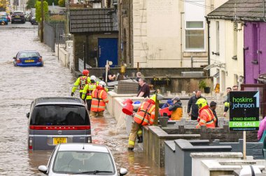 Pontypridd, Galler, İngiltere - 24 Kasım 2024: Taff Nehri 'nin, Bert Fırtınası' ndan sağanak yağış aldıktan sonra şehir merkezi yakınlarındaki bir caddede sel baskını