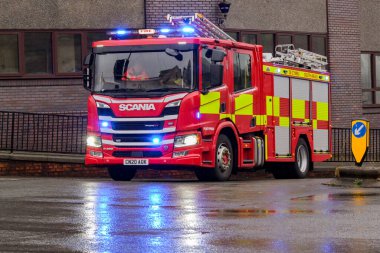 Pontypridd, Galler, İngiltere - 24 Kasım 2024: Güney Galler İtfaiye ve Kurtarma Servisi 'nin itfaiye aracı şehir merkezindeki acil bir çağrı üzerine mavi ışıklar yanıp sönüyor