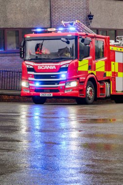 Pontypridd, Galler, İngiltere - 24 Kasım 2024: Güney Galler İtfaiye ve Kurtarma Servisi 'nin itfaiye aracı şehir merkezindeki acil bir çağrı üzerine mavi ışıklar yanıp sönüyor