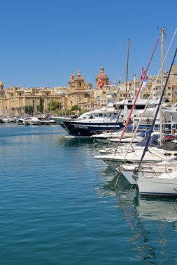 Valletta, Malta - 3 Ağustos 2024: Valletta 'nın üç şehir bölgesinin marinasında yatlar ve motorbotlar hizaya geldi