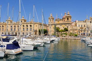 Valletta, Malta - 3 Ağustos 2024: Valletta 'nın üç şehir bölgesinin marinasında yatlar ve motorbotlar hizaya geldi