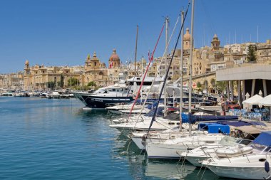 Valletta, Malta - 3 Ağustos 2024: Valletta 'nın üç şehir bölgesinin marinasında yatlar ve motorbotlar hizaya geldi