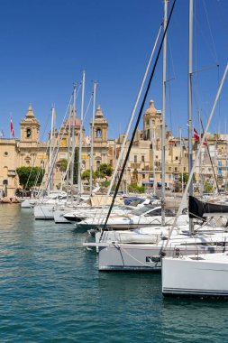 Valletta, Malta - 3 Ağustos 2024: Valletta 'nın üç şehir bölgesinin marinasında yatlar ve motorbotlar hizaya geldi