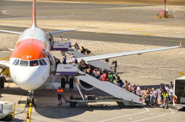 Luqa, Malta - 9 Ağustos 2023: Tatillerinin sonunda Malta 'ya kolay bir uçağa binen yolcular