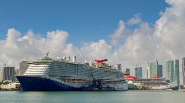 Miami, Florida, ABD - 3 Aralık 2023: Miami Limanı 'nda gezi gemileri, Carnival Cruise Line ve Virgin tarafından işletiliyor.