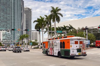 Miami, Florida, ABD - 4 Aralık 2023: Miami 'de bir yolda giden turist gezisi tramvayına atlayın