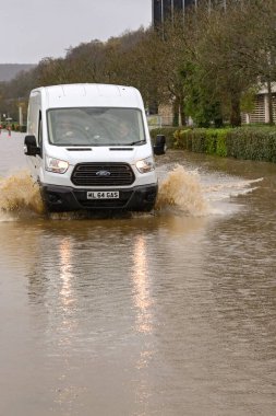 Treforest Industrial Estate, Wales, İngiltere - 24 Kasım 2024: Güney Galler 'deki Treforest Industrial Estate' te sular altında kalmış bir yolda su aracılığı yapan karavan