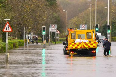 Treforest Industrial Estate, Wales, İngiltere - 24 Kasım 2024: Güney Galler 'de Treforest Industrial Estate' de sel basmış bir yoldaki Lorry 'de taşkın sularında yürüyen bir kişi.