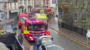 Pontypridd, Galler, İngiltere - 24 Kasım 2024: Güney Galler İtfaiye ve Kurtarma Servisi 'nin itfaiye aracı şehir merkezindeki acil bir çağrı üzerine mavi ışıklar yanıp sönüyor