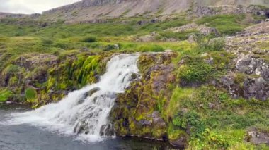 İzlanda 'nın kuzeyindeki Dynjandi şelalesinin manzarası, ya da bilinen adıyla Fjallfoss. Soldan sağa dönüyor.