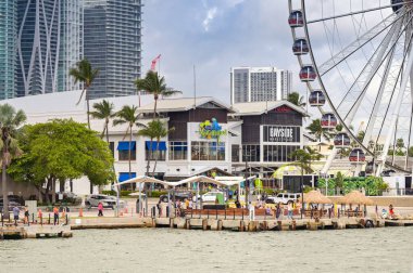 Miami, Florida, ABD - 1 Aralık 2023: Bayside Market Miami 'de deniz cephesinde.