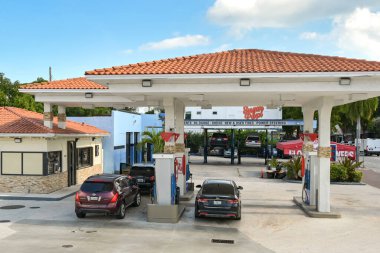 Miami, Florida, ABD - 3 Aralık 2023: Miami 'nin Küçük Küba bölgesinde bir benzin istasyonunda arabalar