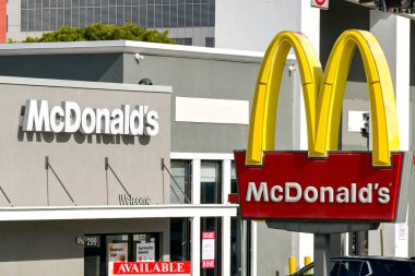 Miami, Florida, ABD - 3 Aralık 2023: Miami 'nin Küçük Küba bölgesindeki McDonald' s şubesinin önündeki işaretler