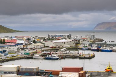 Isafjordur, İzlanda - 25 Ağustos 2024: İzlanda 'nın doğusundaki uzak Isafjordur kasabasında liman