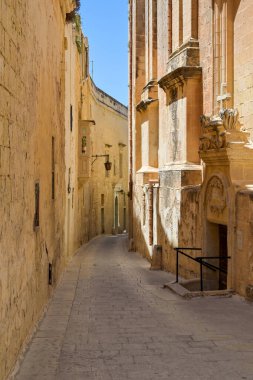 Mdina, Malta - 4 Ağustos 2023: Eski Mdina kentinin dar sokaklarından biri