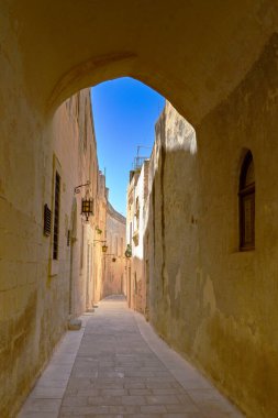 Mdina, Malta - 4 Ağustos 2023: Eski Mdina kentinin dar sokaklarından biri
