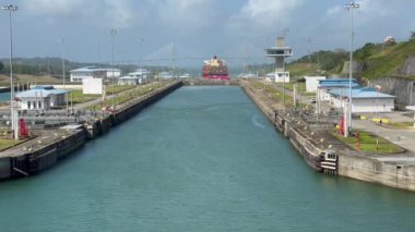 Panama Kanalı, Kolon, Panama 21 Ocak 2024: Panama Kanalı 'ndaki kilitlerden birine yavaş bir hızla giren büyük bir geminin manzarası. Uzakta büyük bir konteyner gemisi var..