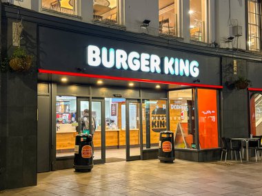Cardiff, Wales - 10 Kasım 2024: Cardiff şehir merkezindeki Burger King fast food restoranlar zincirinin dış görünüşü