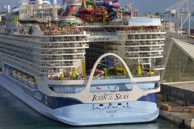 Miami, Florida, ABD - 4 Ocak 2025: Dünyanın en büyük yolcu gemisi Icon of the Seas 'ın arka görüntüsü. Gemi RCI, Royal Caribbean International tarafından işletilmektedir..