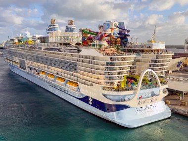Miami, Florida, ABD - 4 Ocak 2025: Dünyanın en büyük yolcu gemisi Icon of the Seas 'ın arka görüntüsü. Gemi RCI, Royal Caribbean International tarafından işletilmektedir..